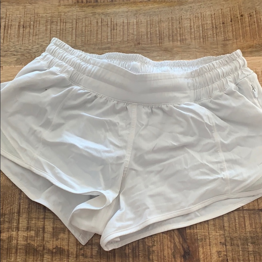 lululemon hotty hot shorts 2.5”